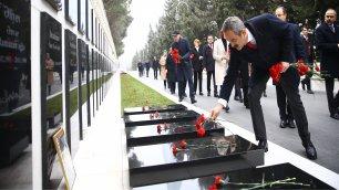 MINISTER OZER VISITED BAKU TURKISH MARTYRS MEMORIAL